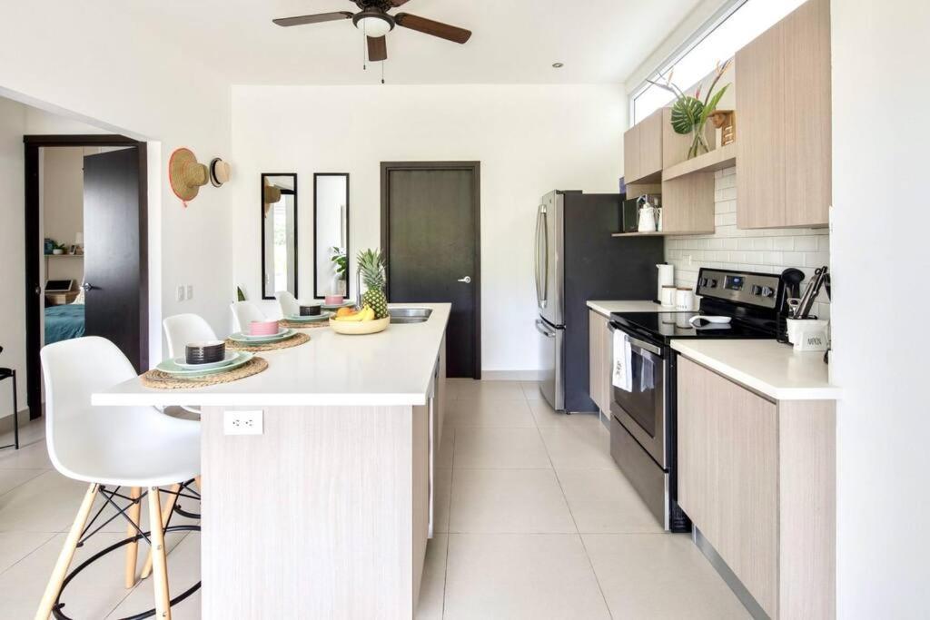 Apartment Bright & Airy New Condo, 5 Min Walk To Beach! Jaco