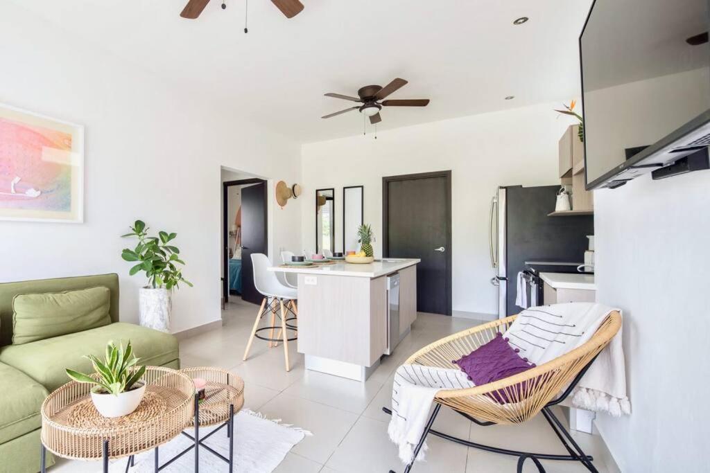 Bright & Airy New Condo, 5 Min Walk To Beach! Apartment