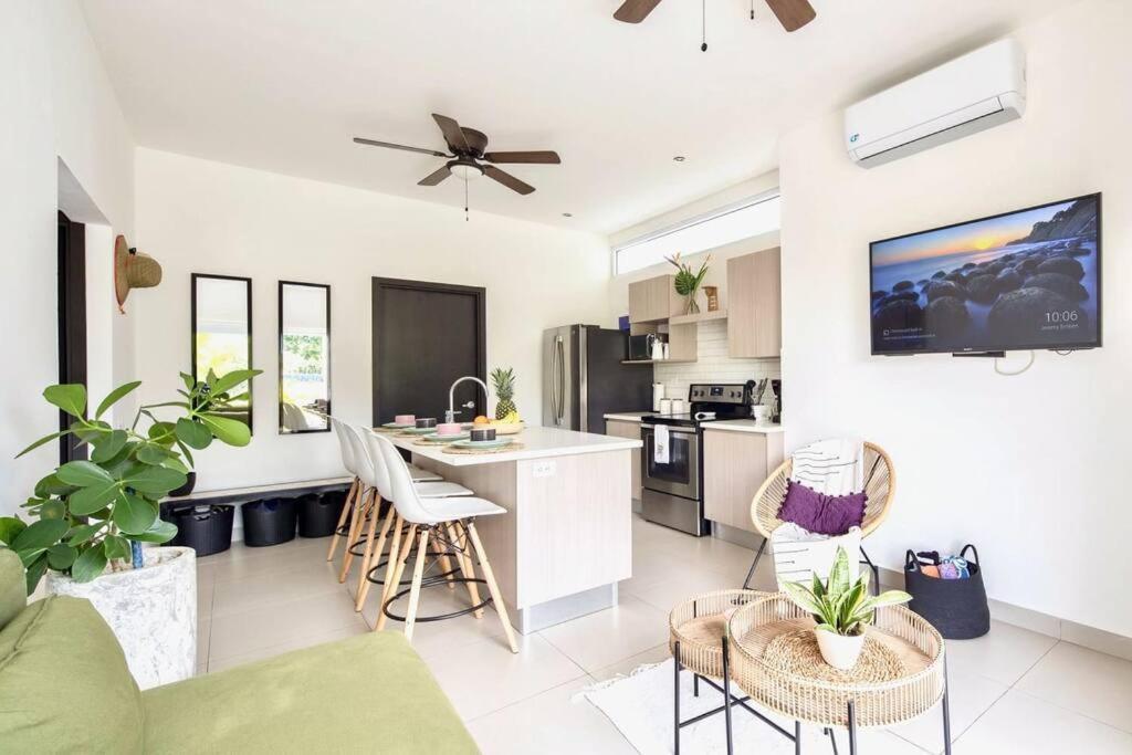 Apartment Bright & Airy New Condo, 5 Min Walk To Beach! Jaco