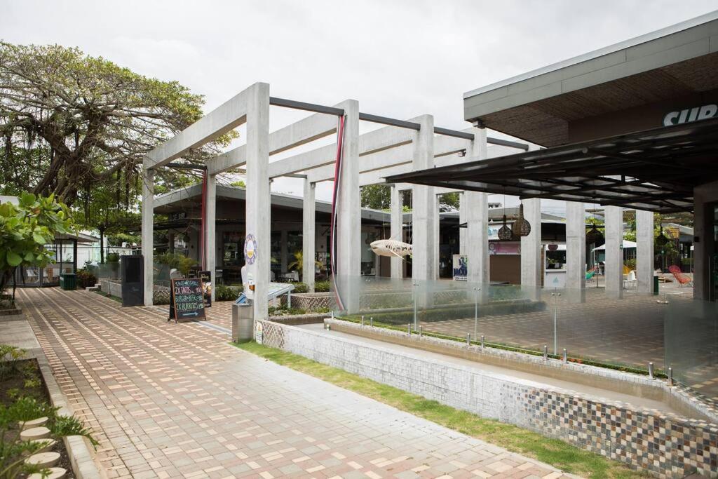 Bright & Airy New Condo, 5 Min Walk To Beach! *