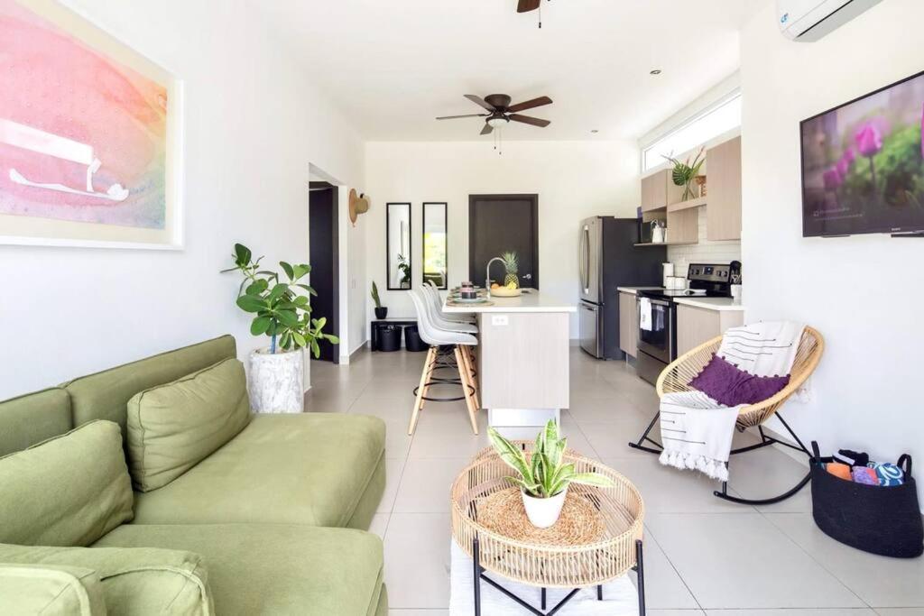 Bright & Airy New Condo, 5 Min Walk To Beach! *