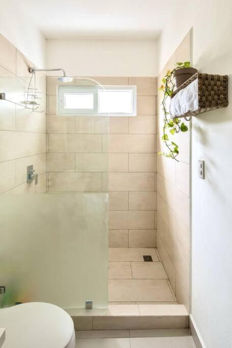 Apartment Bright & Airy New Condo, 5 Min Walk To Beach! Jaco