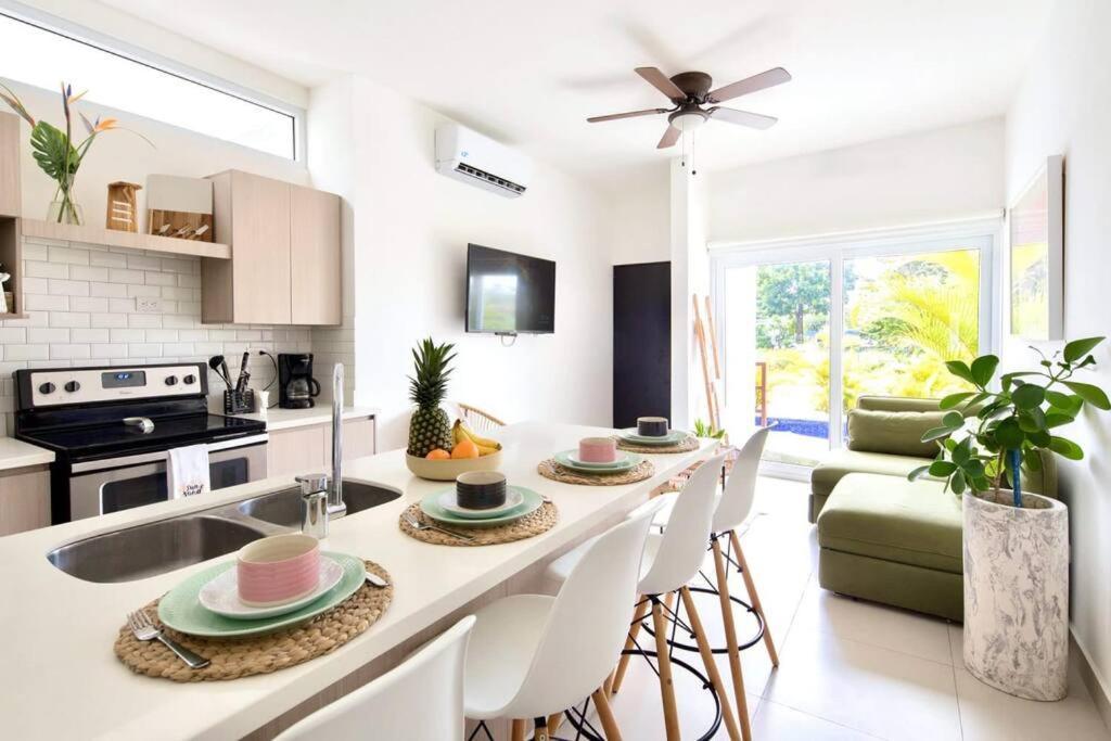 Bright & Airy New Condo, 5 Min Walk To Beach! Apartment *