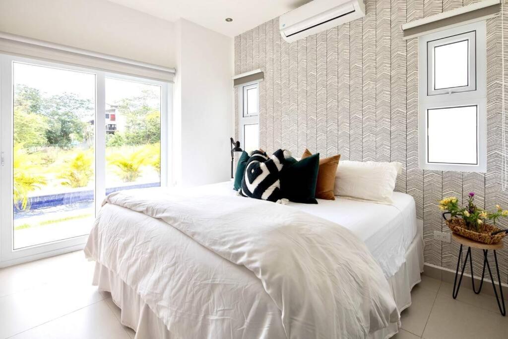 Apartment Bright & Airy New Condo, 5 Min Walk To Beach! *