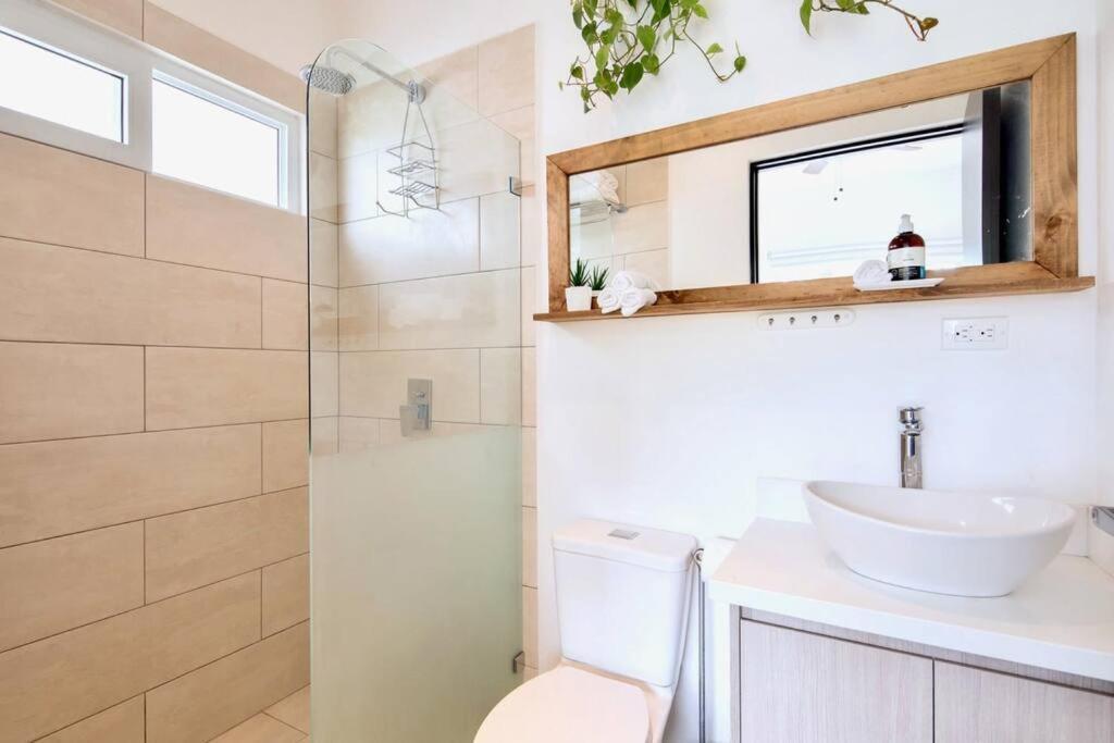 Apartment Bright & Airy New Condo, 5 Min Walk To Beach!