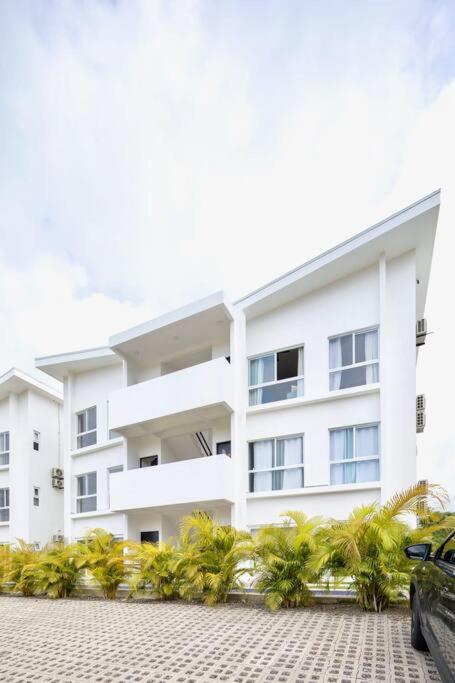 Bright & Airy New Condo, 5 Min Walk To Beach! *