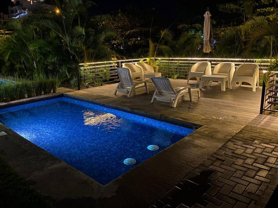 Apartment Bright & Airy New Condo, 5 Min Walk To Beach! *