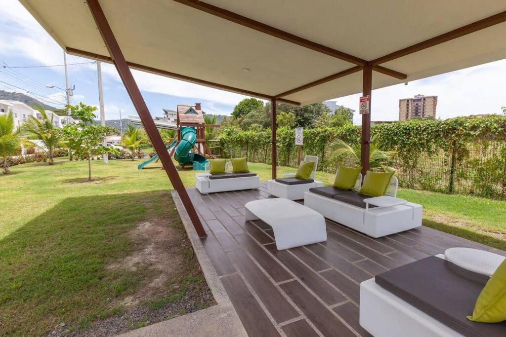 Bright & Airy New Condo, 5 Min Walk To Beach! Apartment
