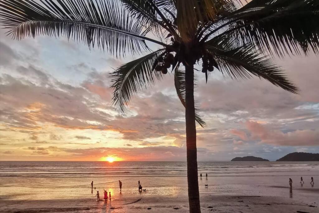Bright & Airy New Condo, 5 Min Walk To Beach!