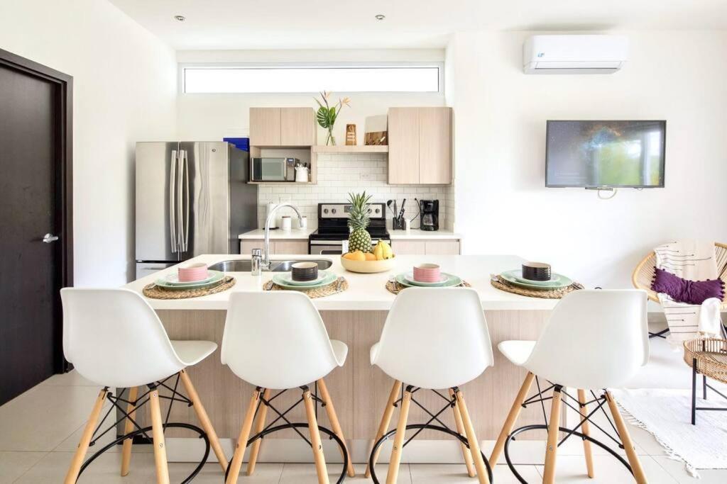 Bright & Airy New Condo, 5 Min Walk To Beach! Apartment