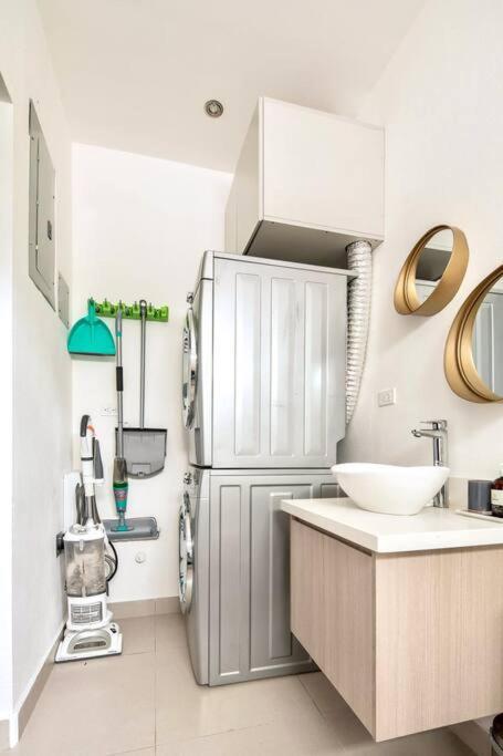 Apartment Bright & Airy New Condo, 5 Min Walk To Beach!